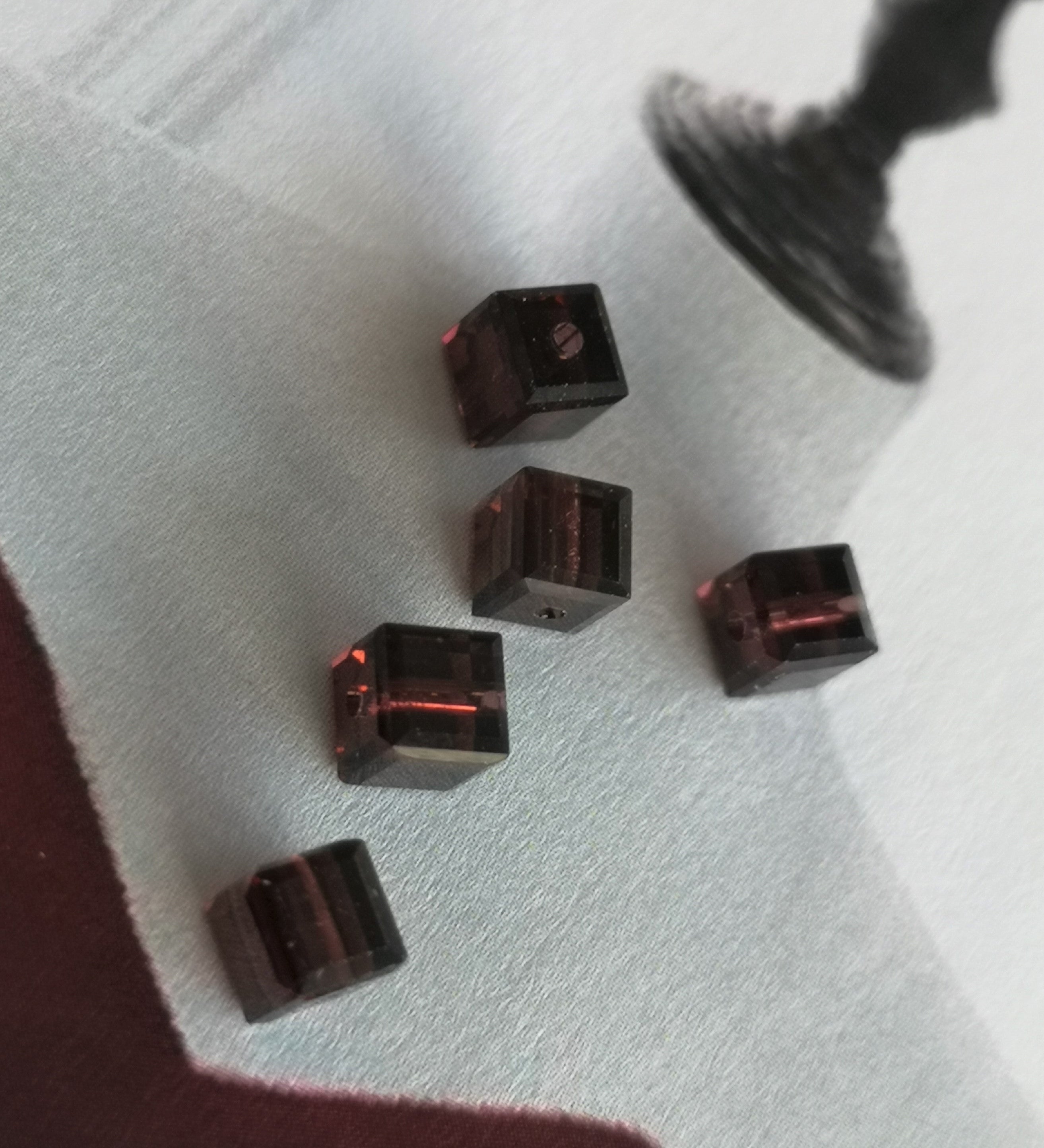 Cube 4mm , Burgundi , (5pces)