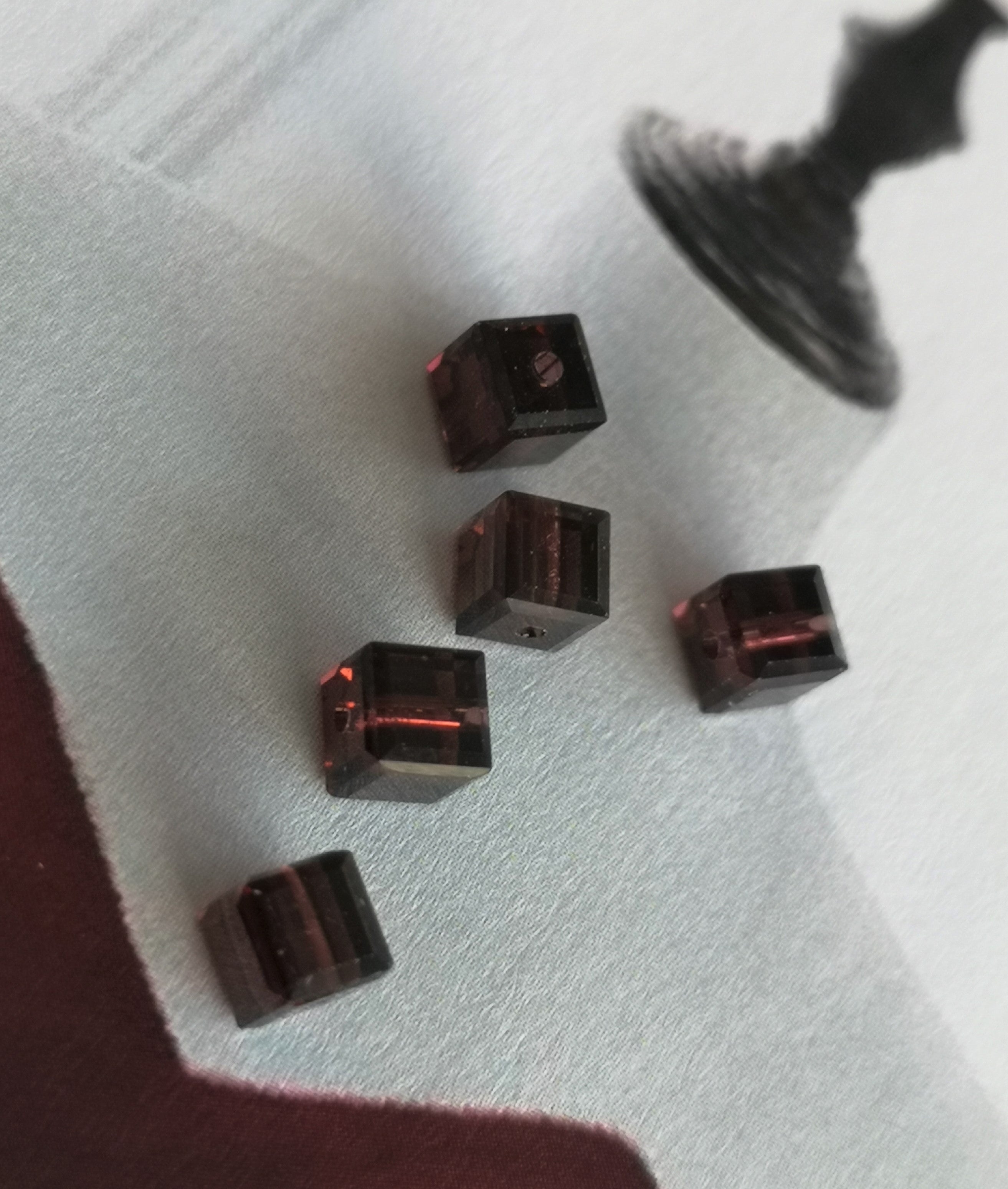 Cube 4mm , Burgundi , (5pces)