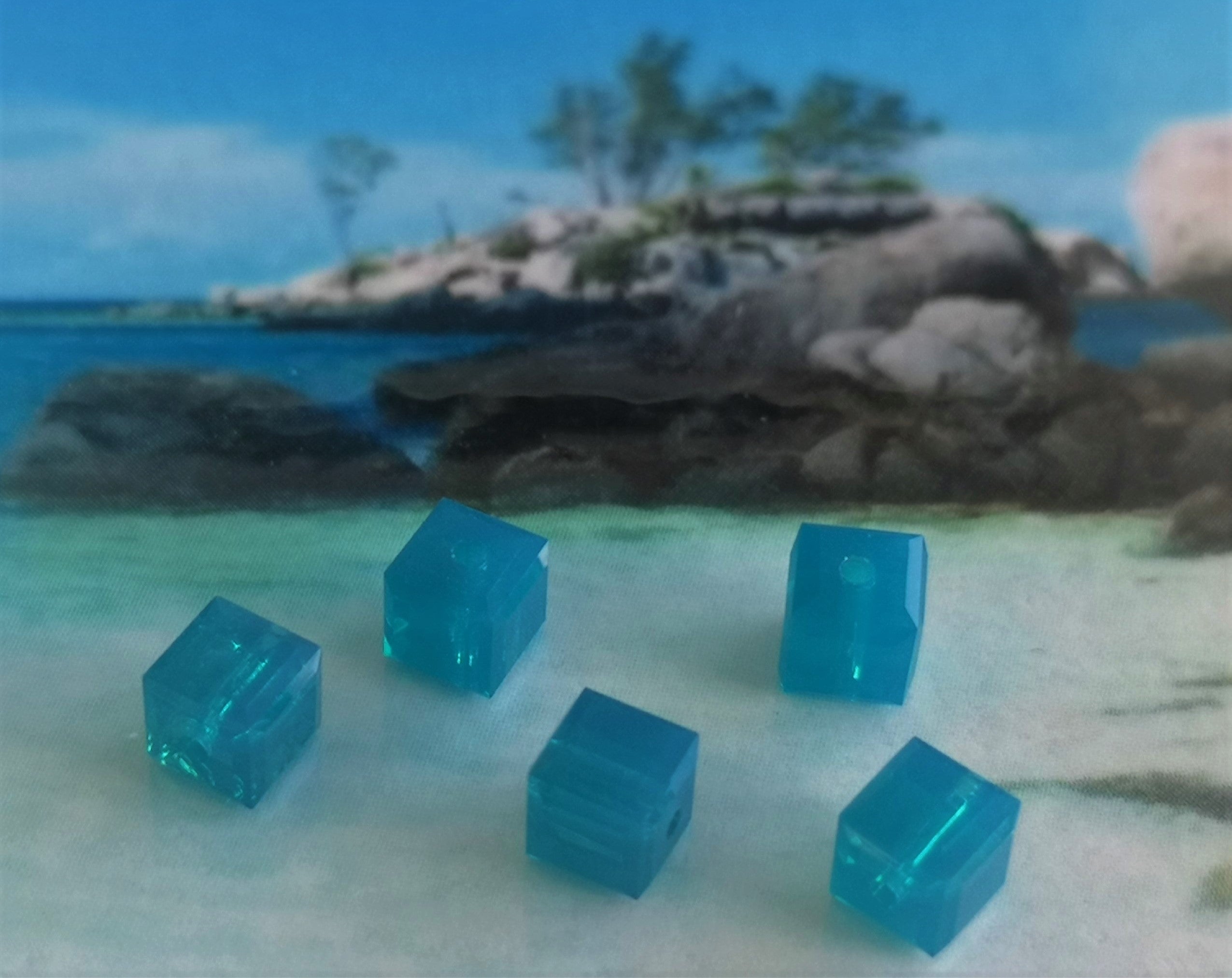 Cube 4mm , Carribean Blue  (5pces)