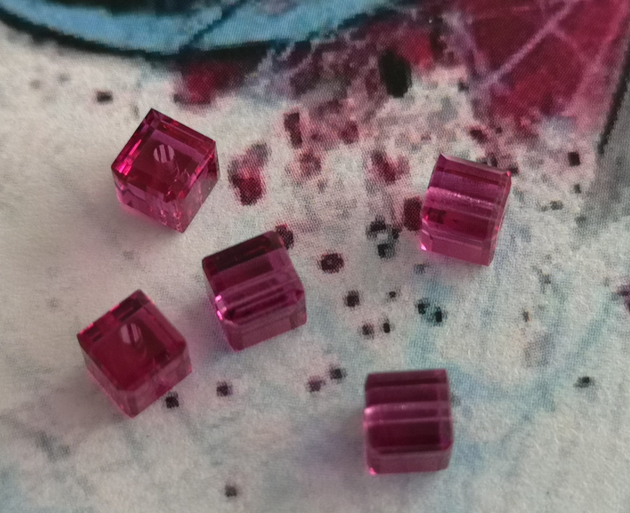 Cube 4mm Fuschia  (5pces)