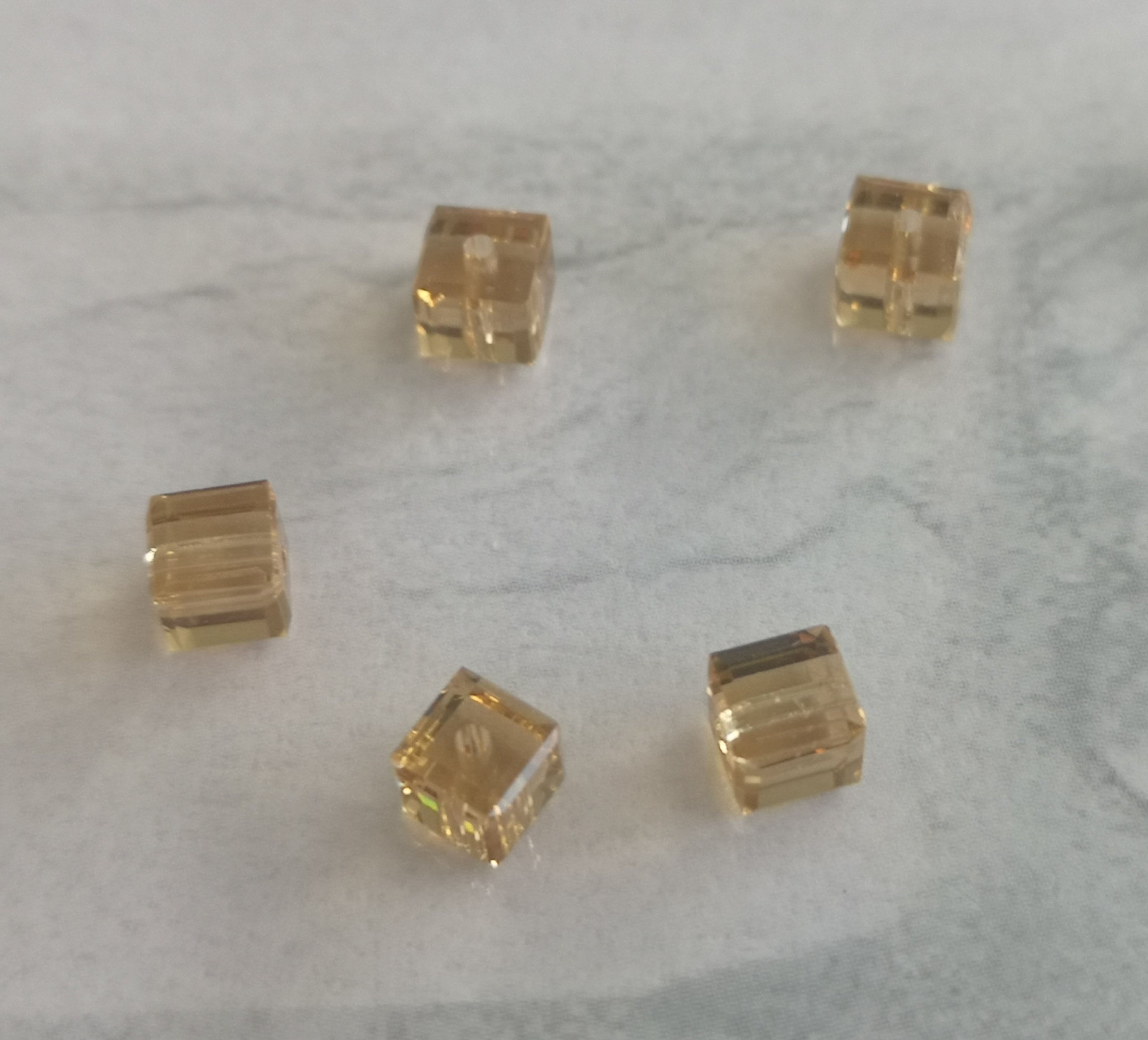 Cube 4mm , Light Colored Topaze  (5pces)