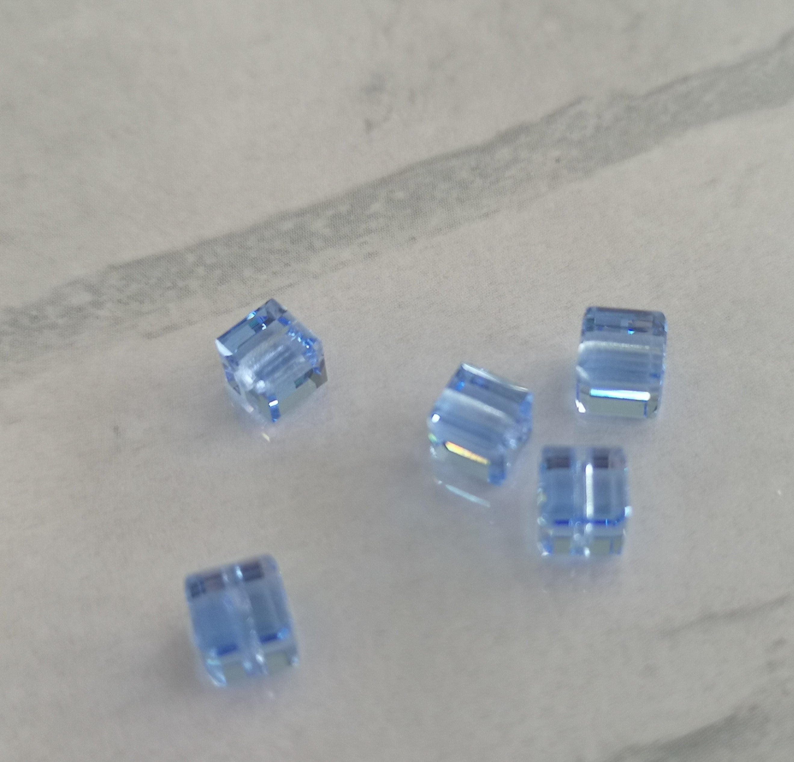 Cube 4mm , Light Sapphire (5pces)