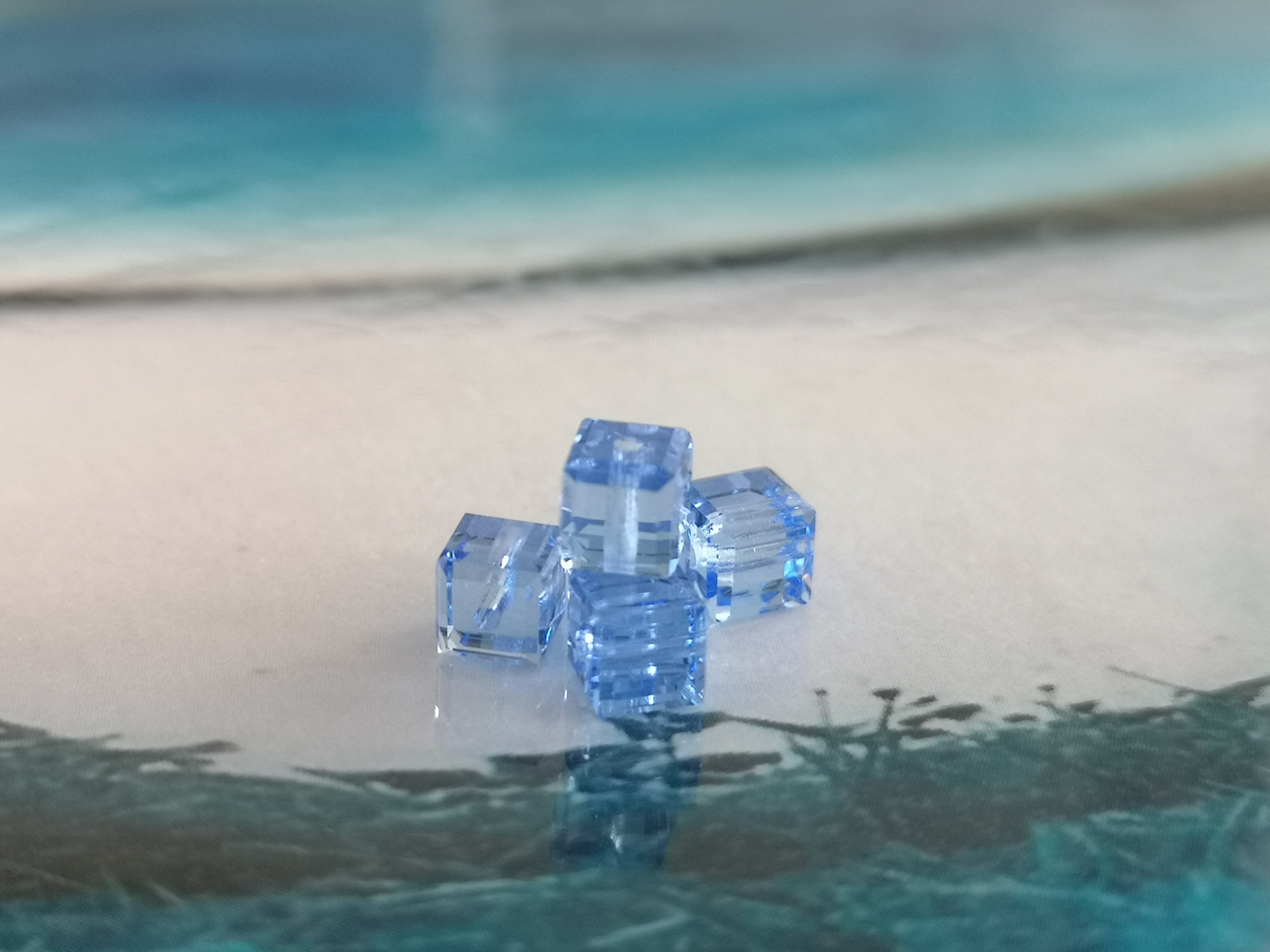 Cube 4mm , Light Sapphire (5pces)