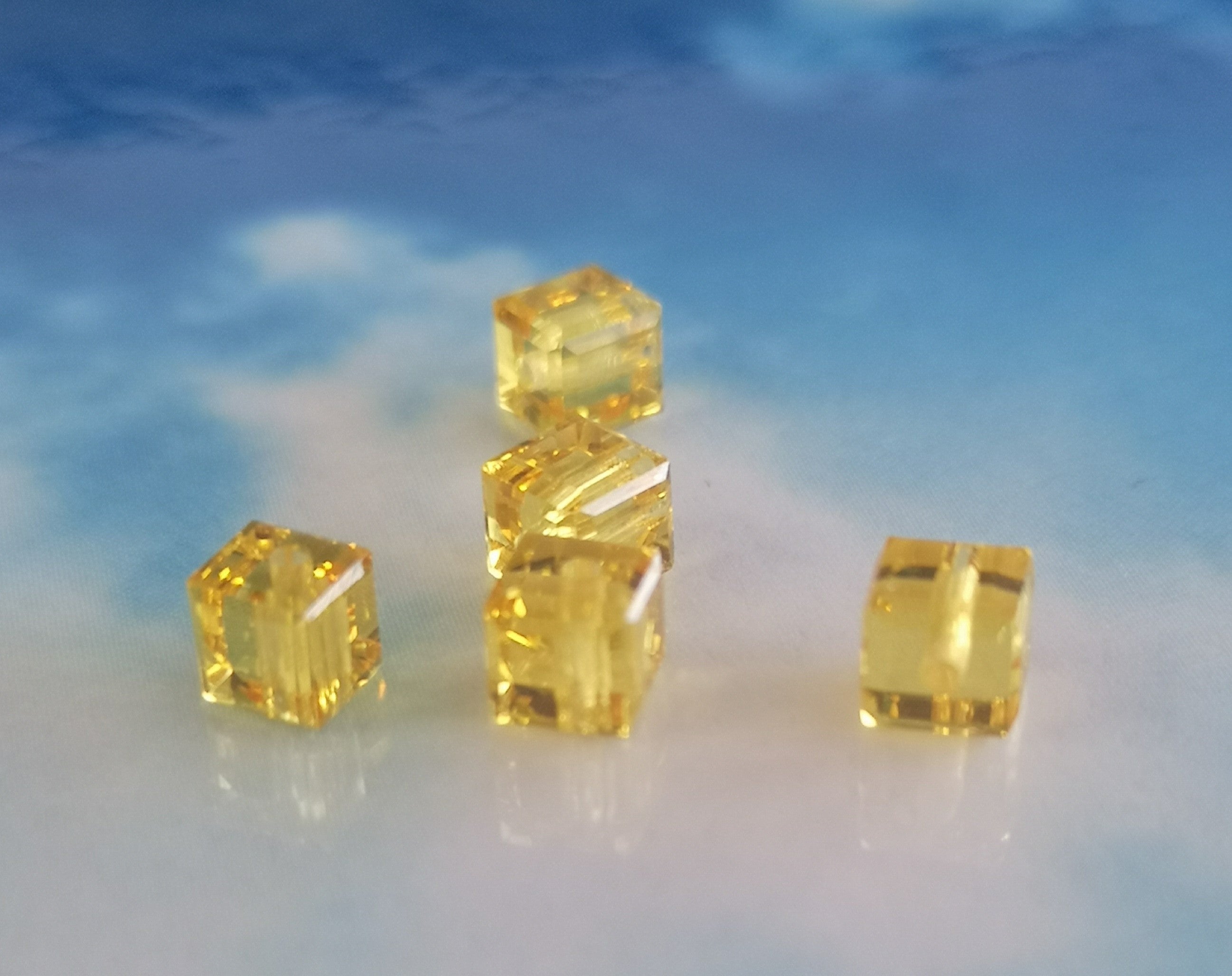 Cube 4mm , Light Topaze  (5pces)