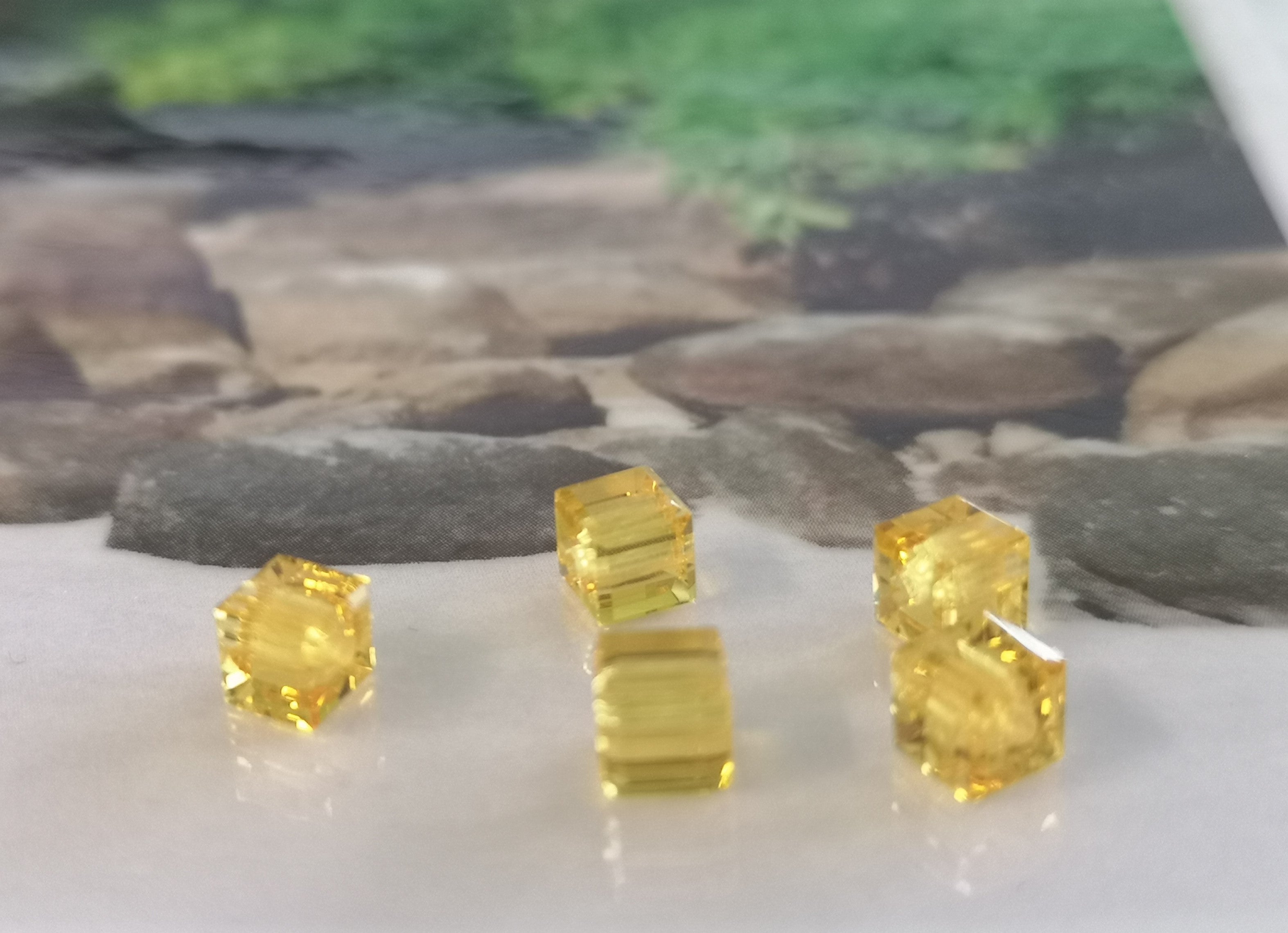Cube 4mm , Light Topaze  (5pces)