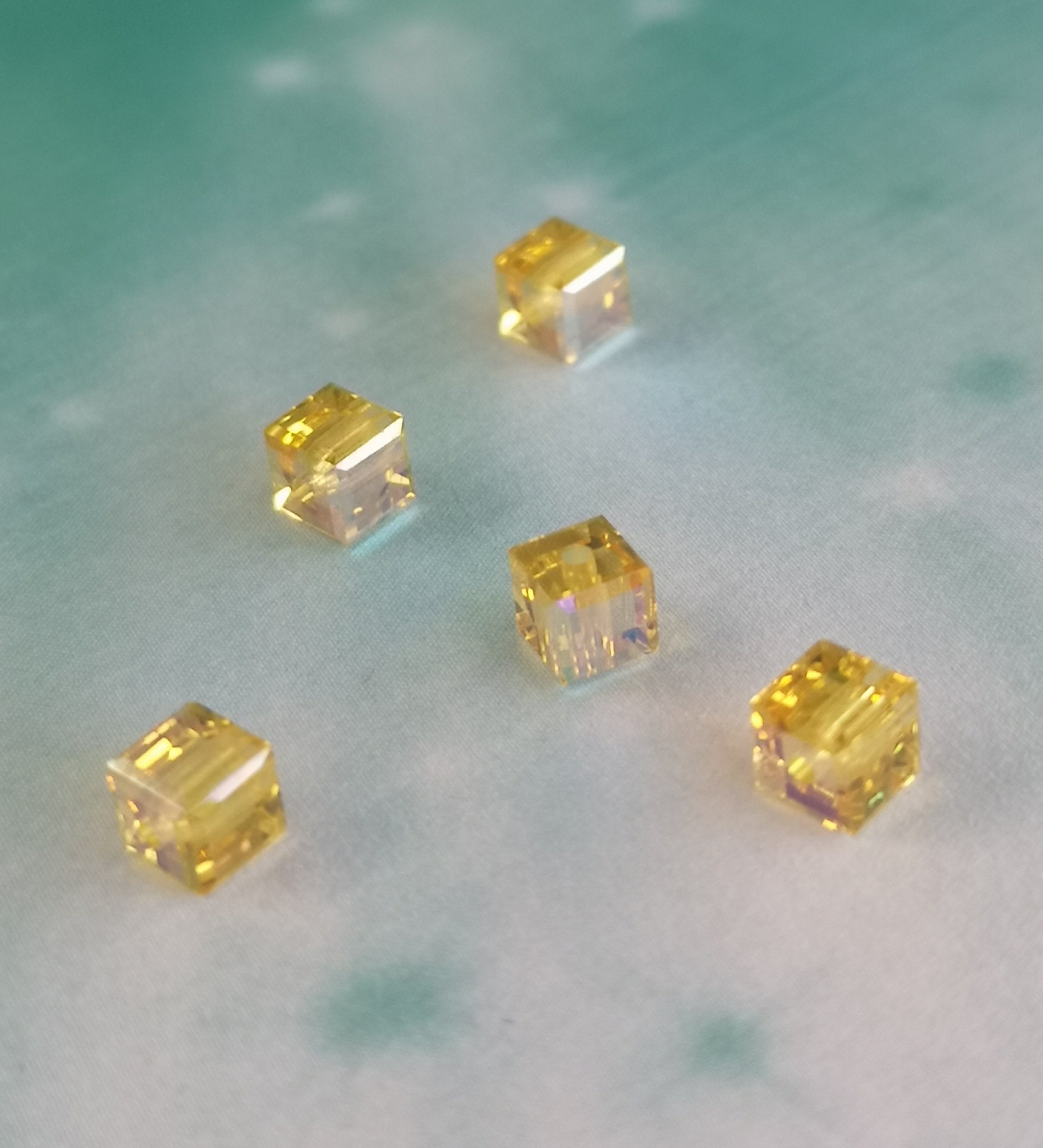 Cube 4mm , Light Topaze AB (5pces)