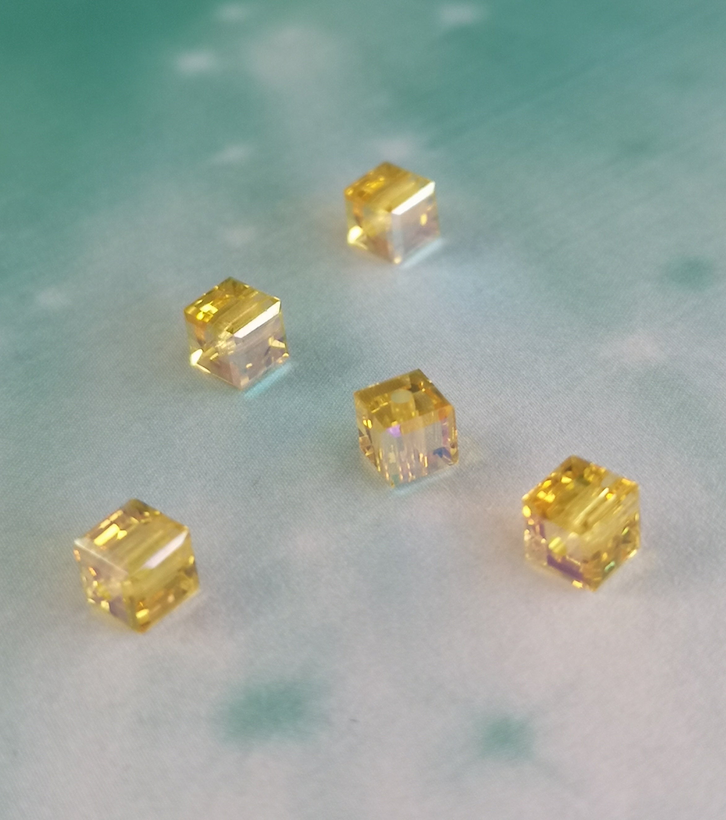 Cube 4mm , Light Topaze AB (5pces)