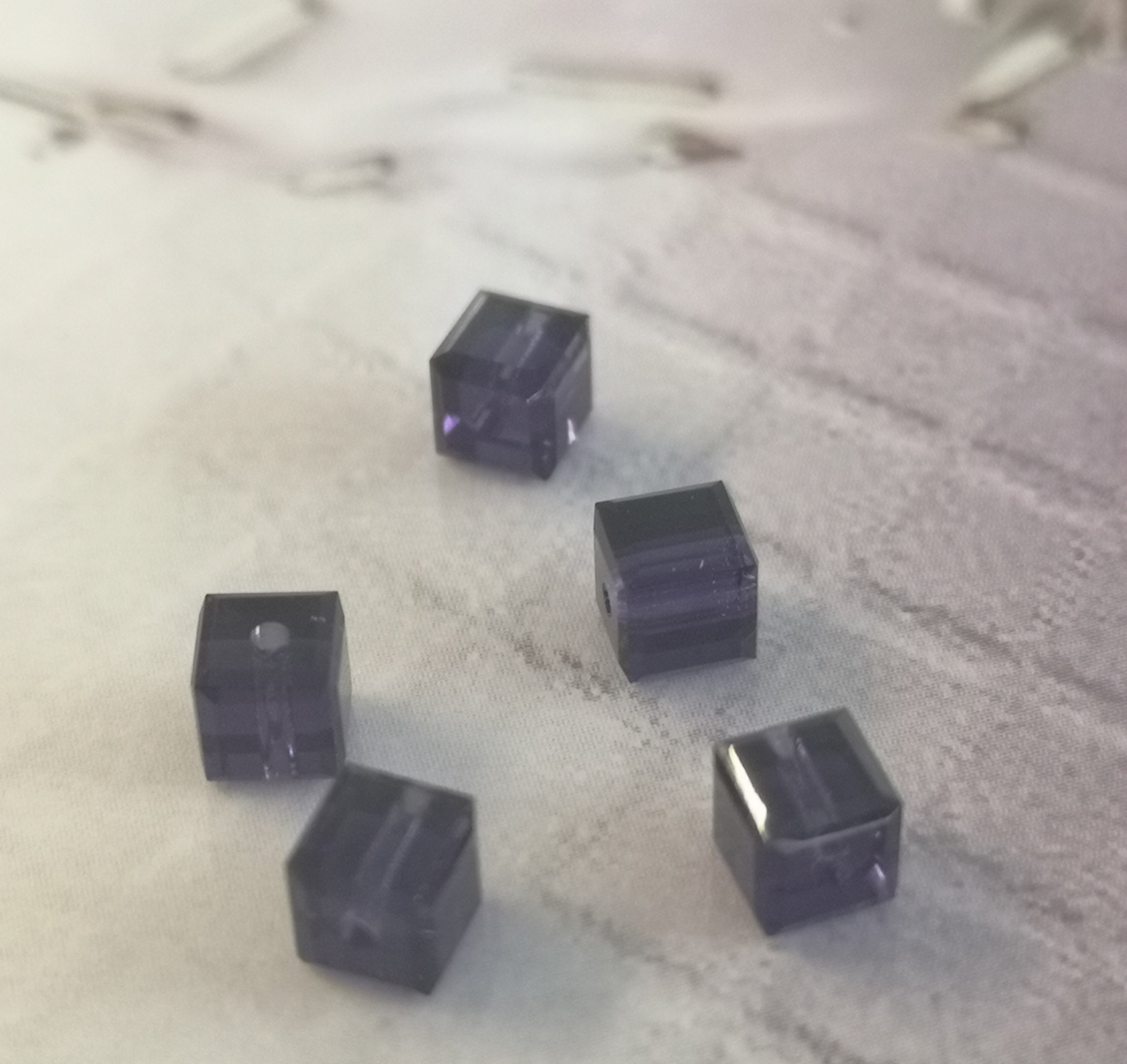 Cube 4mm , Purples Velvet (5pces)