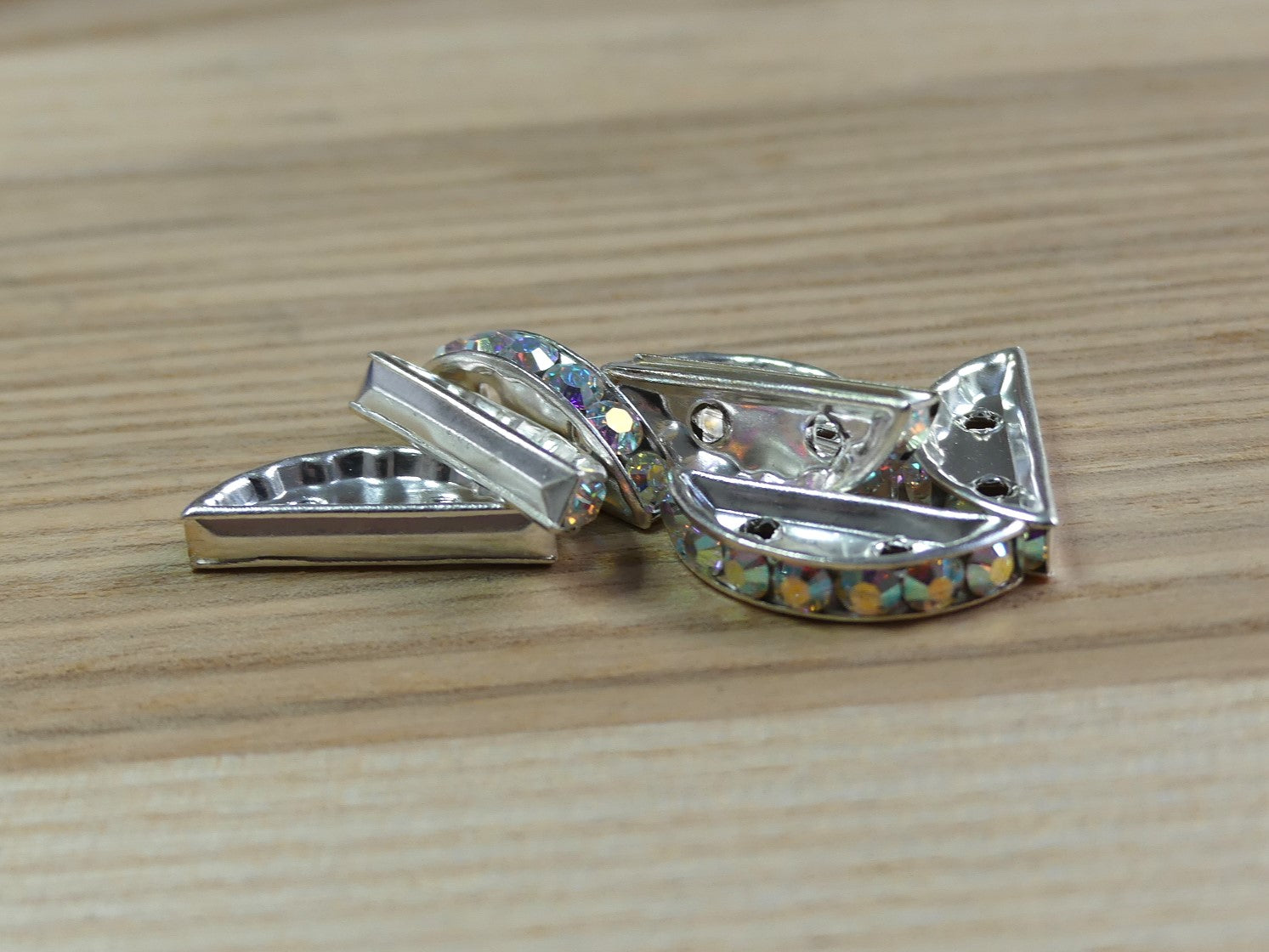 Séparateur - 19 x 7 mm - Rondelle Demi-Lune  sertie de pierres de crystal - Argenté & Crystal AB - 1 pièce