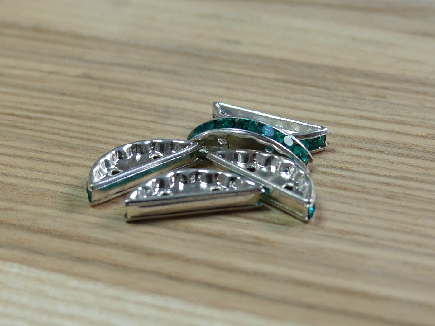 Séparateur - 19 x 7 mm - Rondelle Demi-Lune  sertie de pierres de crystal - Saphire - 1 pièce 