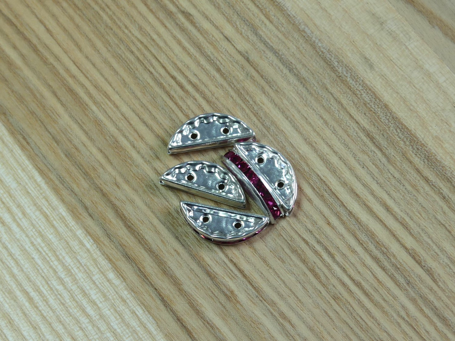 Séparateur - 19 x 7 mm - Rondelle Demi-Lune  sertie de pierres de crystal - Fuschia - 1 pièce