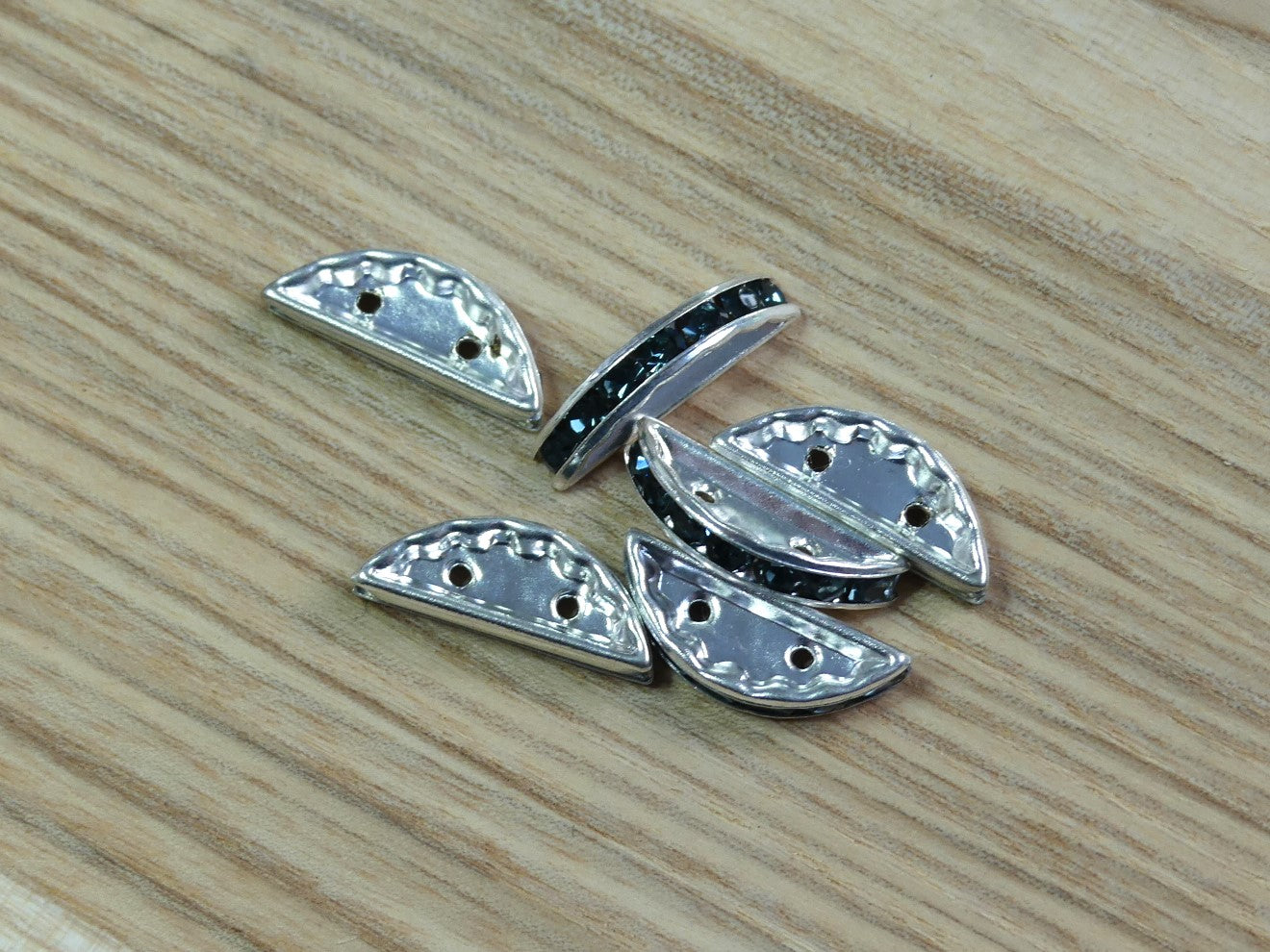 Séparateur 19 x 7 mm - Rondelle Demi-Lune Swarovski sertie de pierres de crystal - Black Diamond - 1 pièce