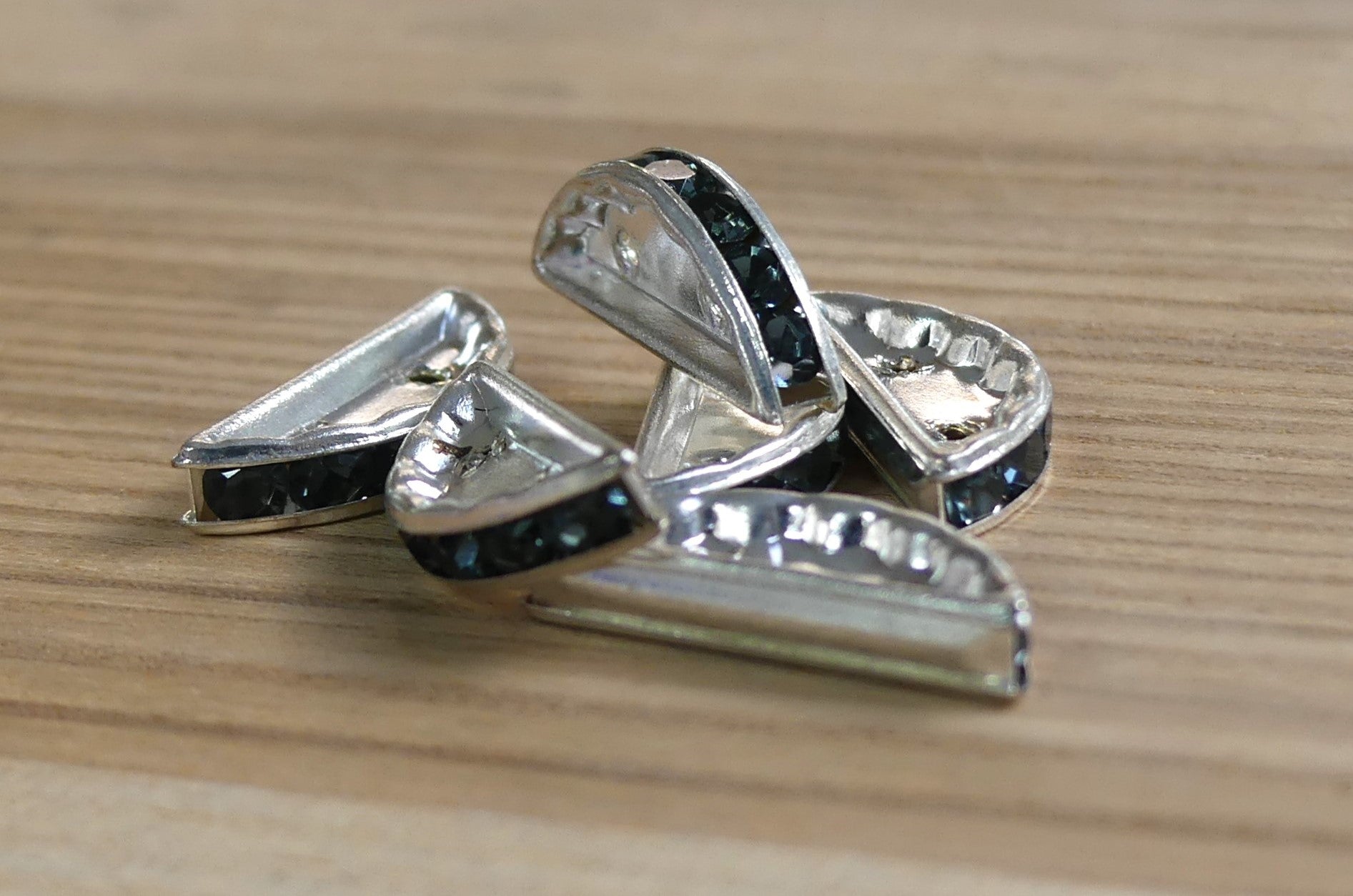 Séparateur 19 x 7 mm - Rondelle Demi-Lune Swarovski sertie de pierres de crystal - Black Diamond - 1 pièce