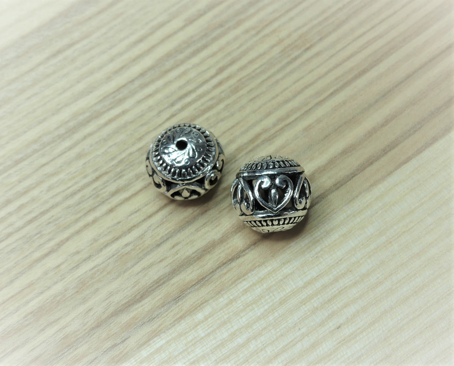 Perles en alliage de style tibétain, ronde, creux, argent antique (1 pce)