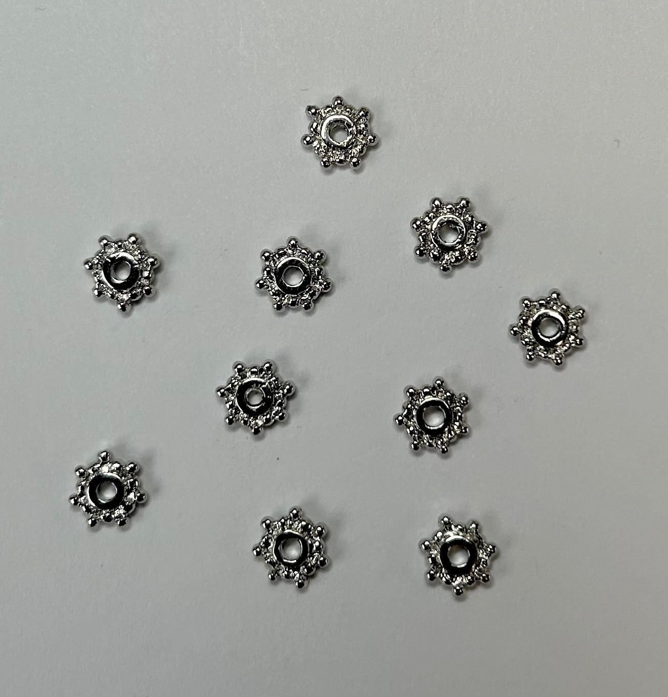 Perles séparateurs fleur en laiton - Couleur: Plaqué Platine Véritable (10 pces)