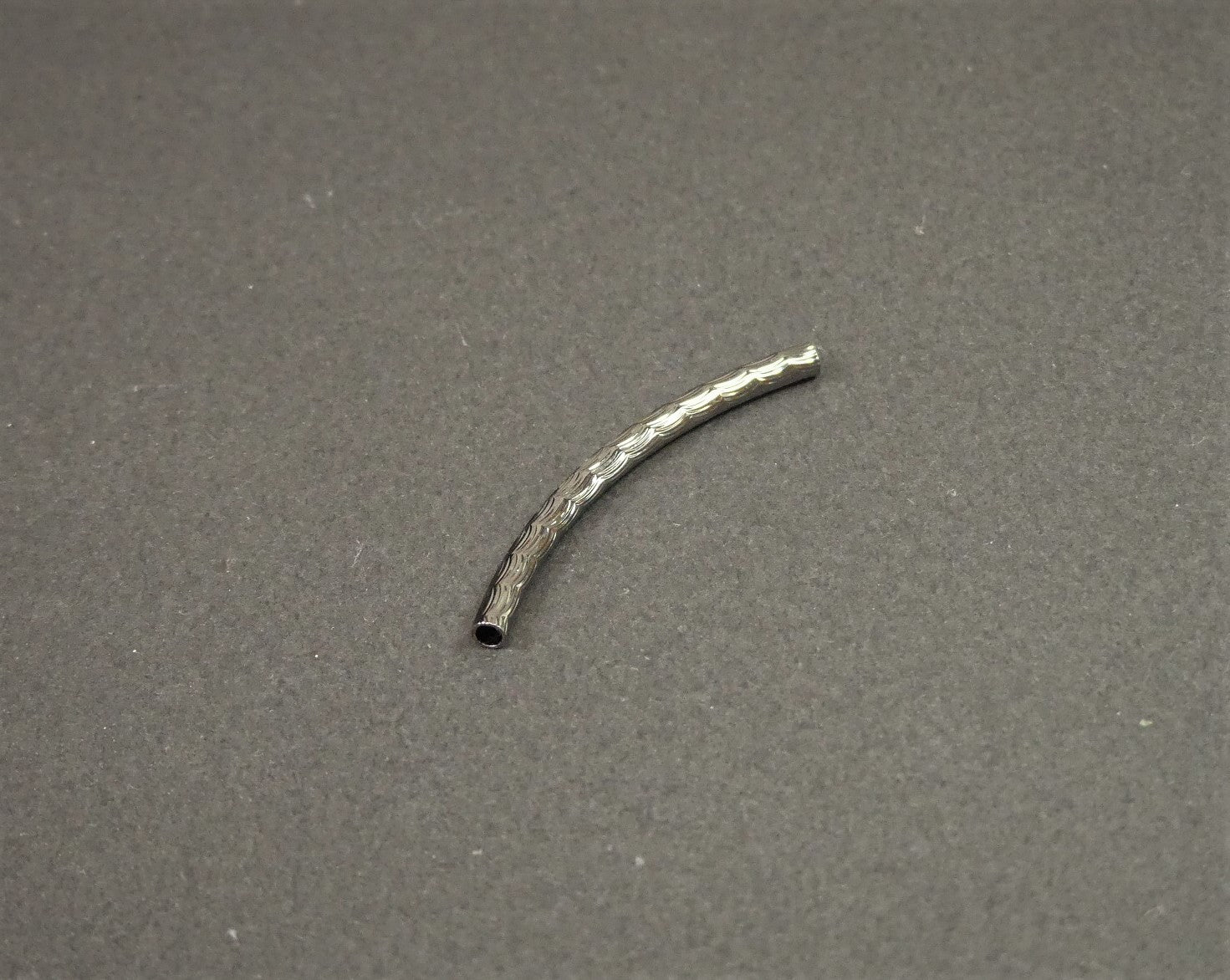 Perles tubulaires courbé à facette - Couleur: Antharcite ( 2 pièces)