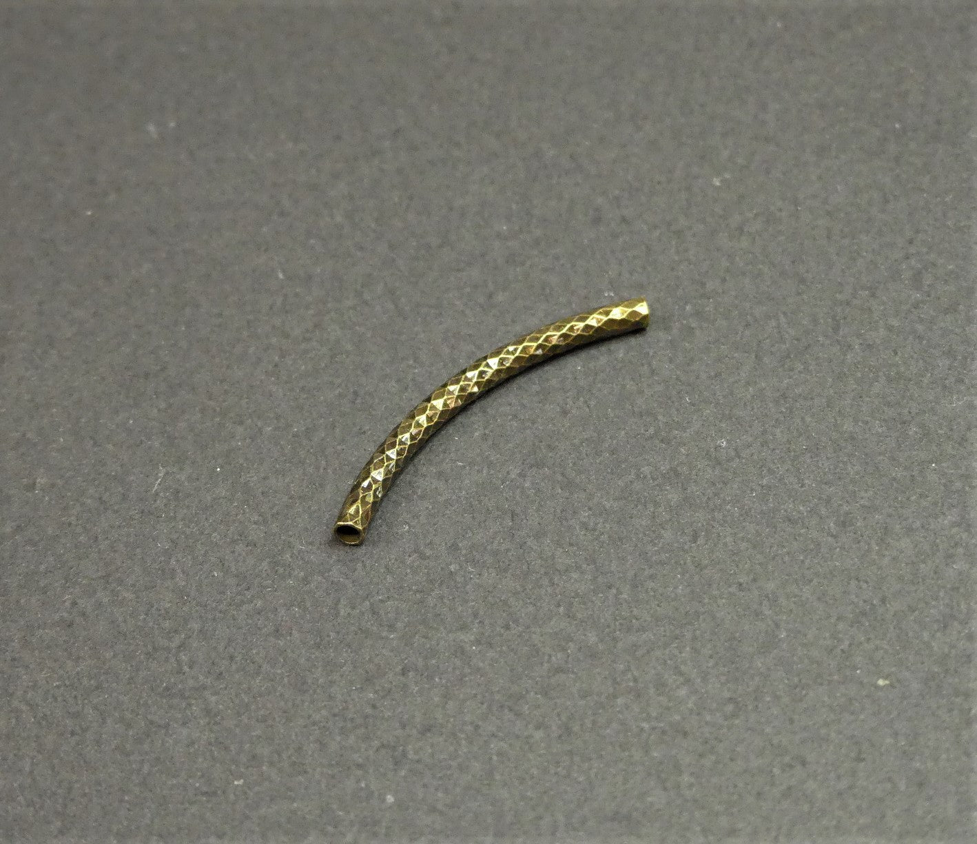 Perles tubulaires courbé à facette - Couleur: Bronze antique (2 pièces)