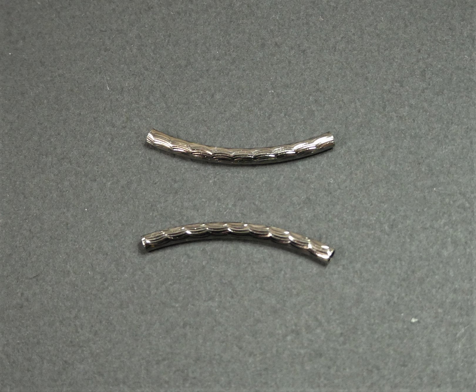 Perles tubulaires courbé à facette - Couleur: Gris métallisé( 2 pièces)