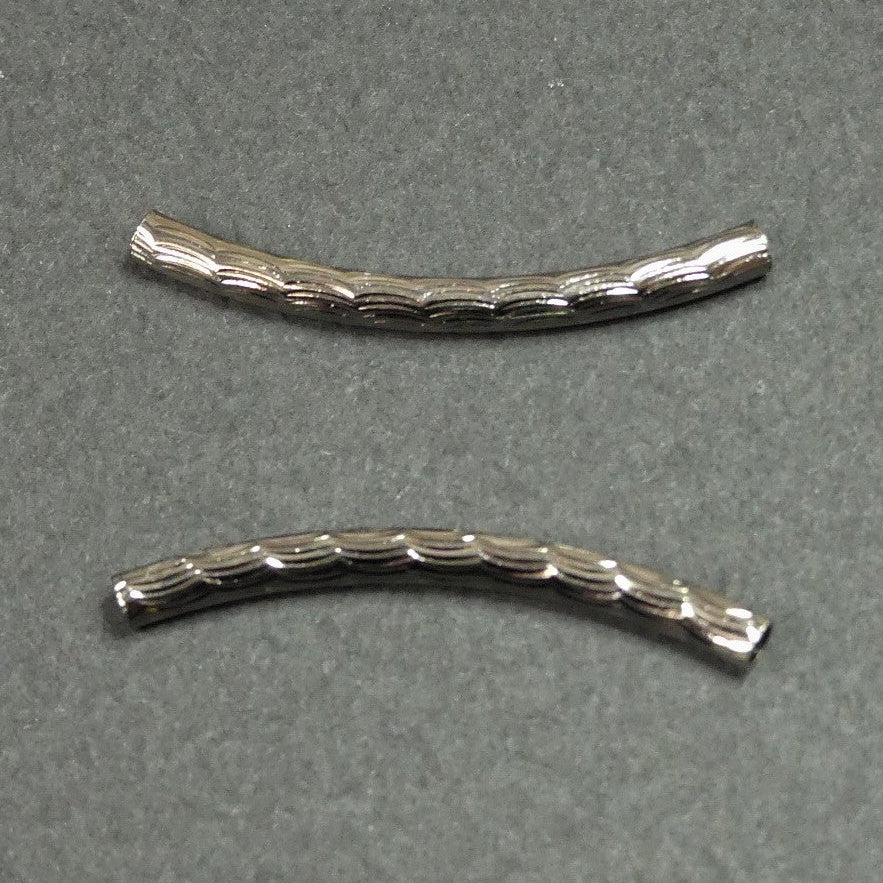 Perles tubulaires courbé à facette - Couleur: Gris métallisé( 2 pièces)