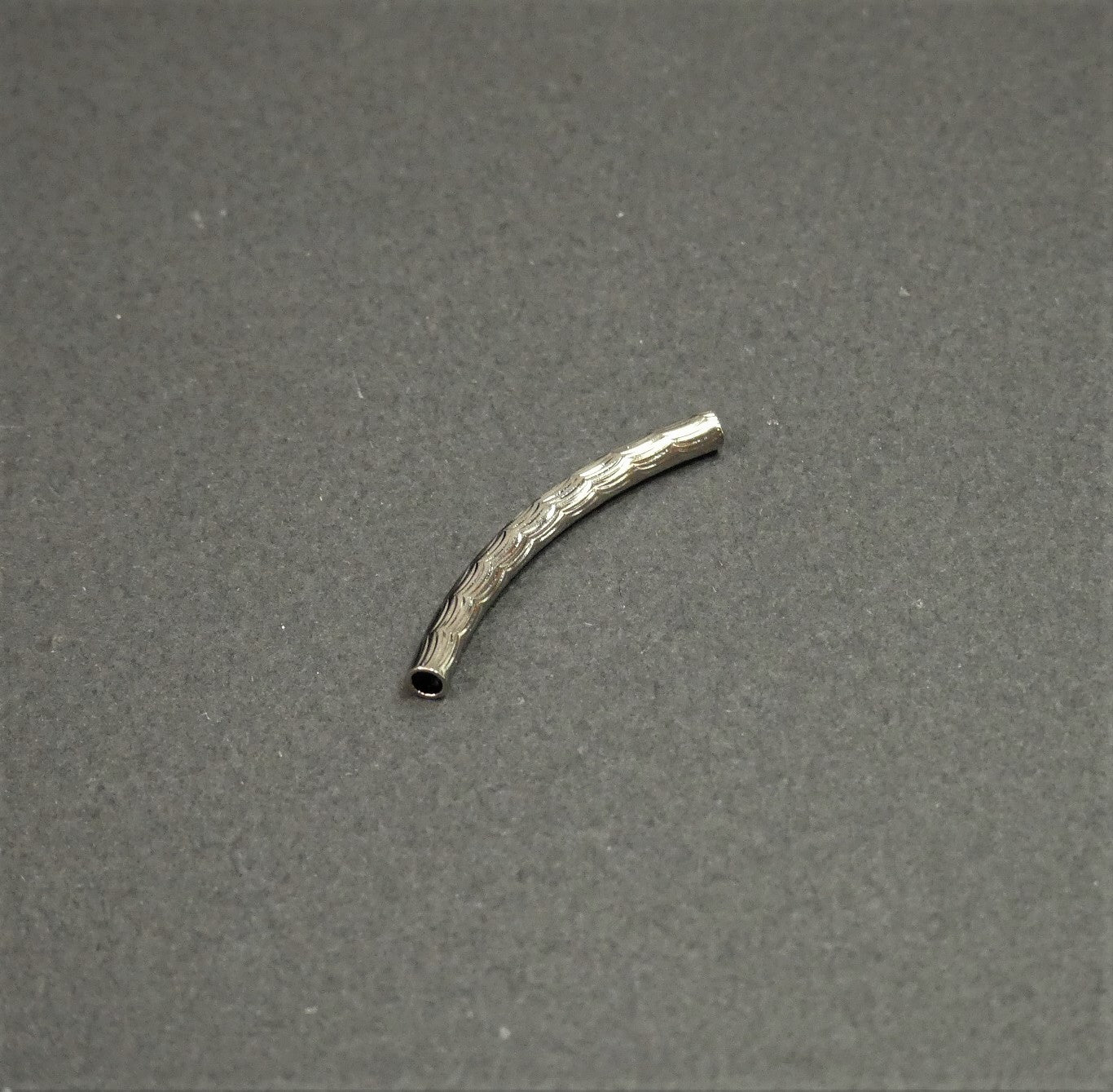 Perles tubulaires courbé à facette - Couleur: Gris métallisé( 2 pièces)