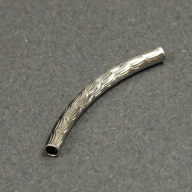 Perles tubulaires courbé à facette - Couleur: Gris métallisé( 2 pièces)