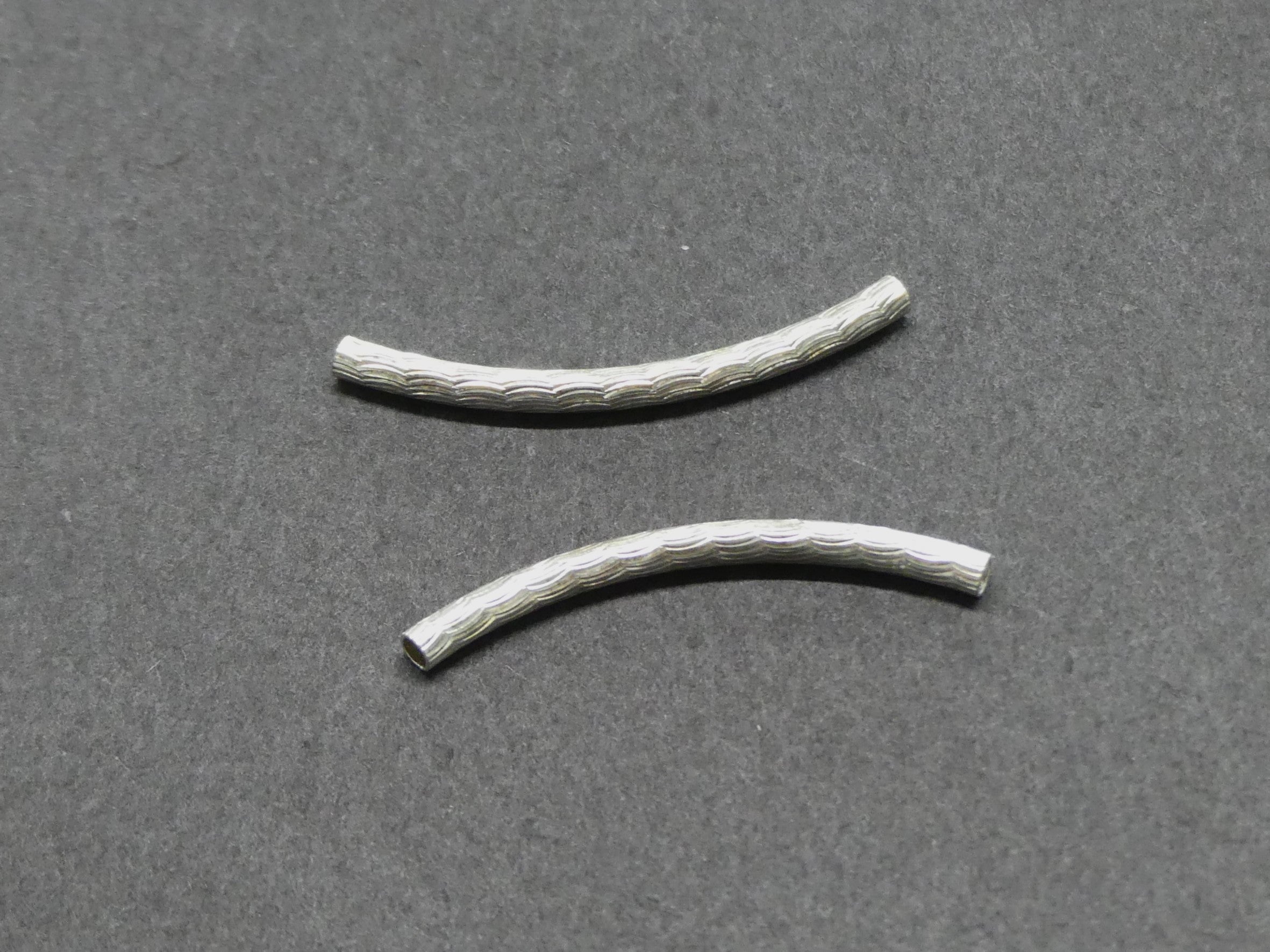 Perles tubulaires courbé à facettes 40x3mm - Argenté Clair - 2pièces