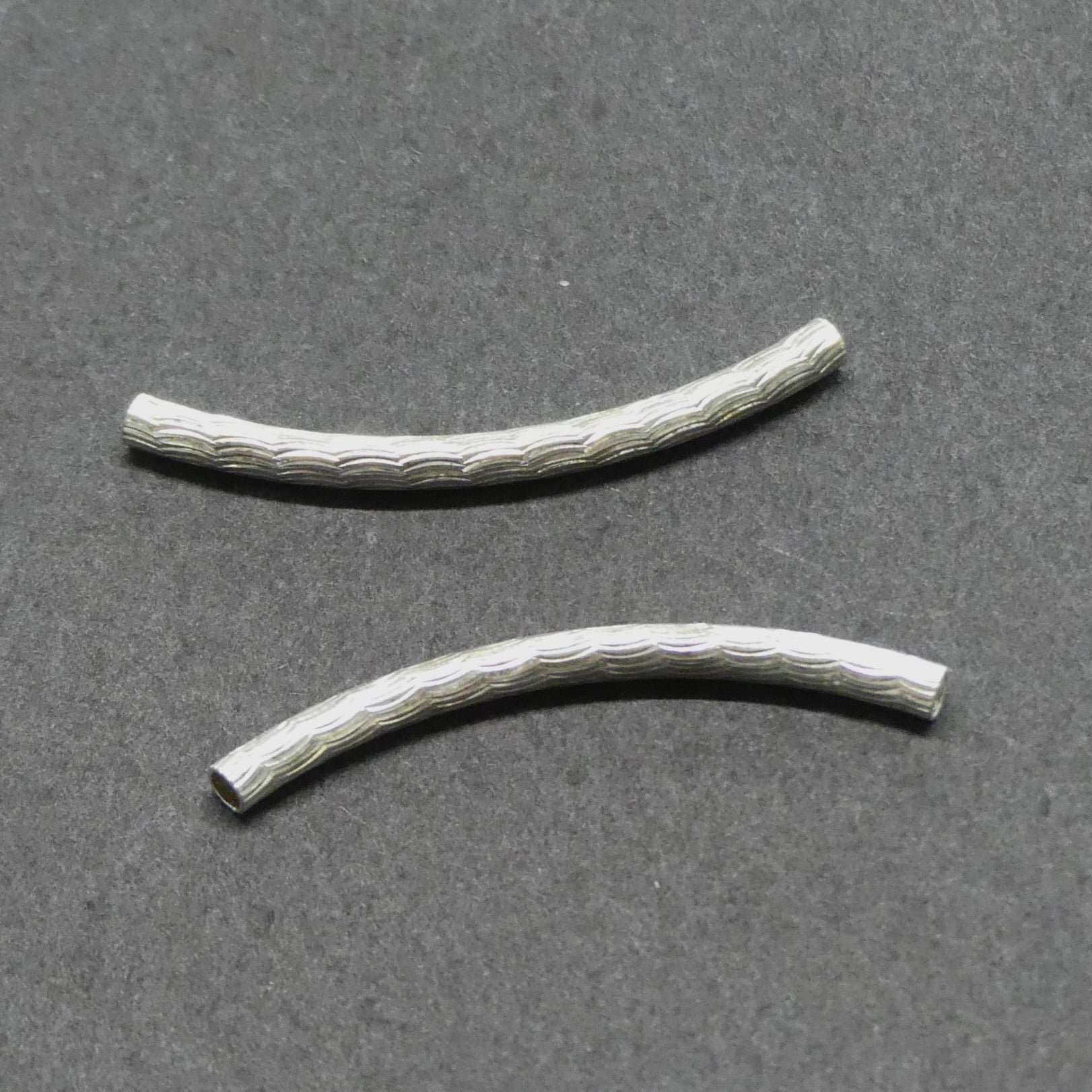 Perles tubulaires courbé à facettes 40x3mm - Argenté Clair - 2pièces