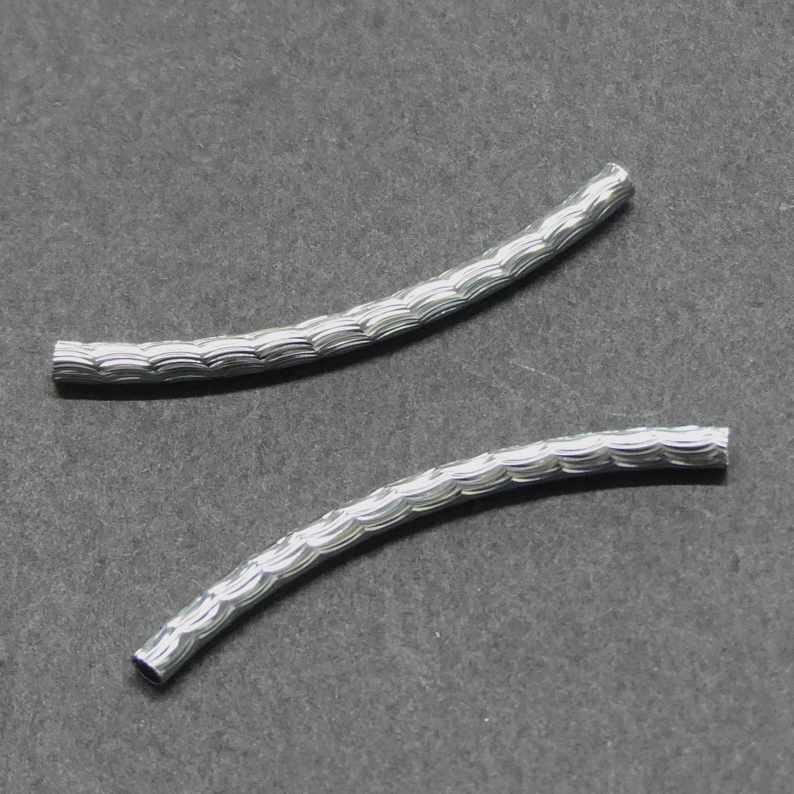 Perles tubulaires courbé à facettes 40x3mm -  Platine - 2pièces