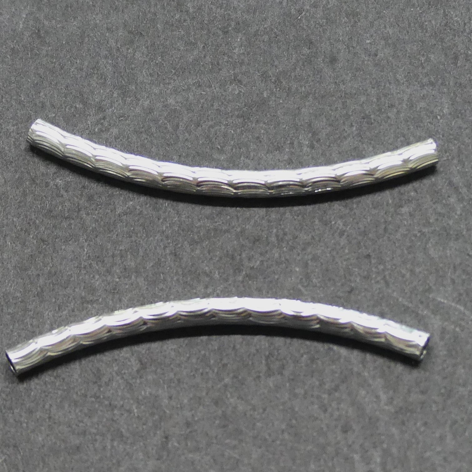 Perles tubulaires courbé à facettes  45x3mm - Argenté - 2pièces