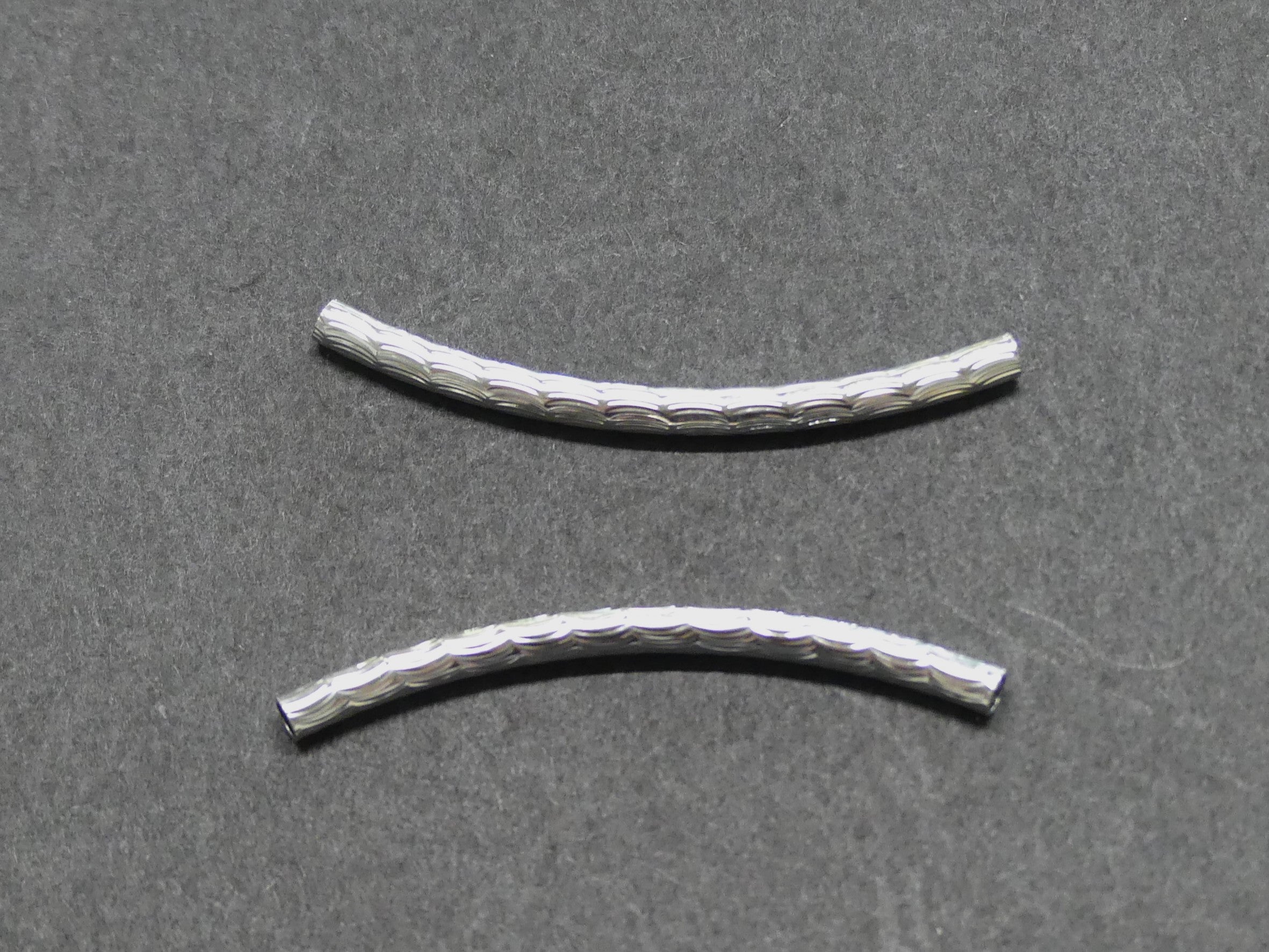 Perles tubulaires courbé à facettes  45x3mm - Argenté - 2pièces