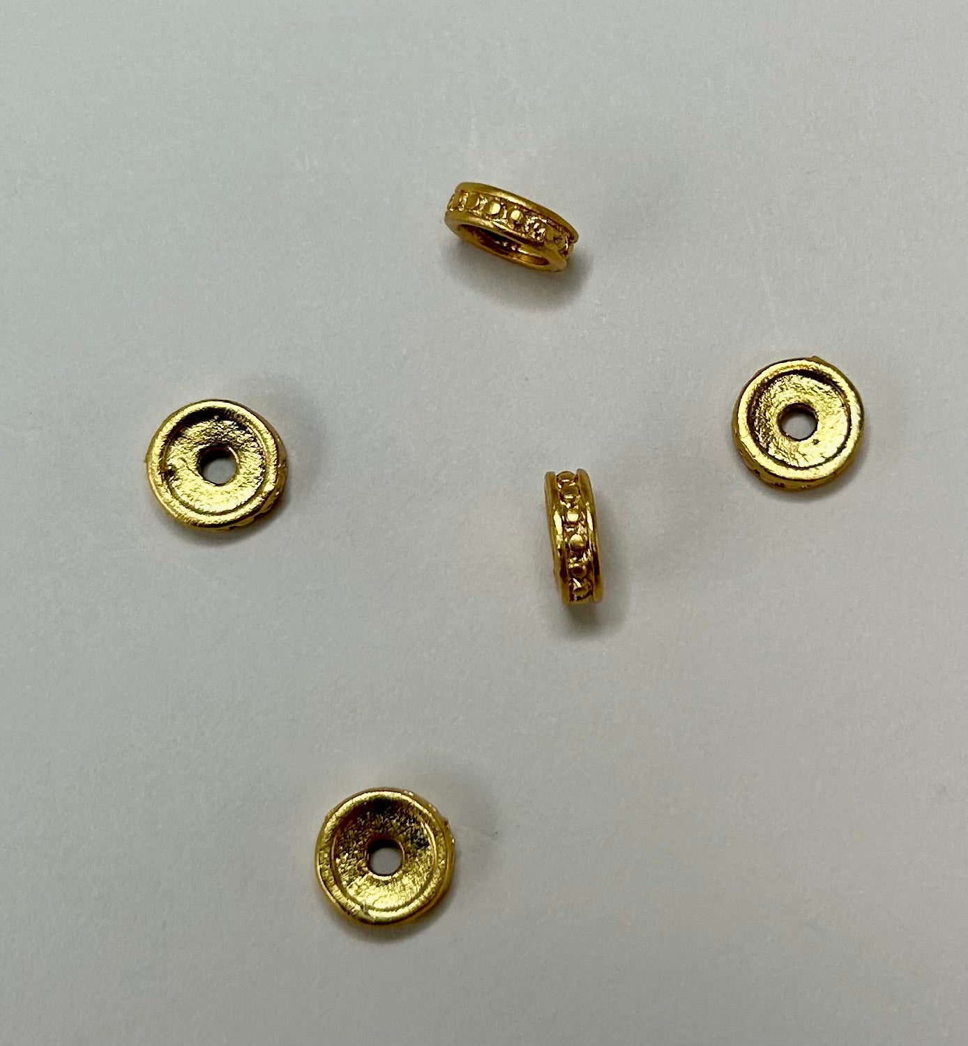 Perle en laiton plate ronde - Couleur: plaqué or 18k véritable (5 pièces)