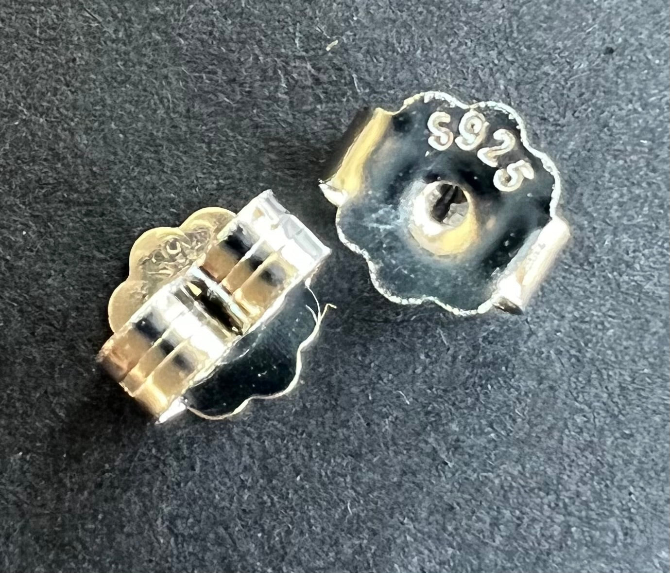 Noix d'oreille sculptée en Argent sterling (par paire)