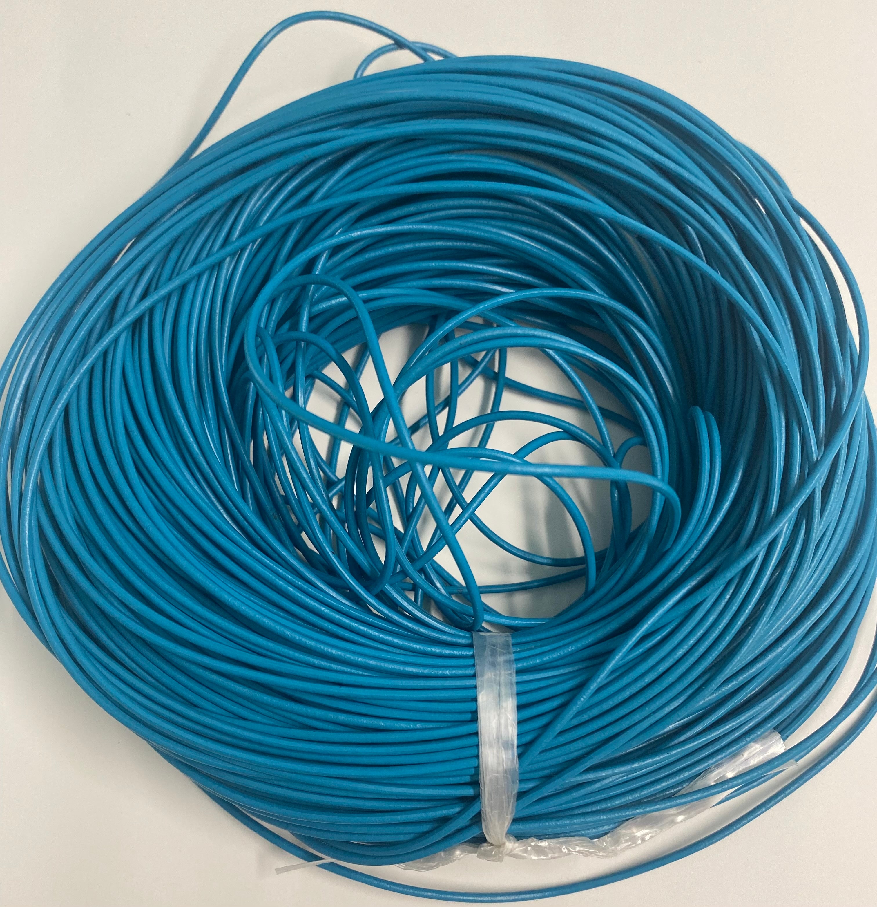 Cordon de cuir de vachette - bleu profond du ciel  2mm (1 mètre)