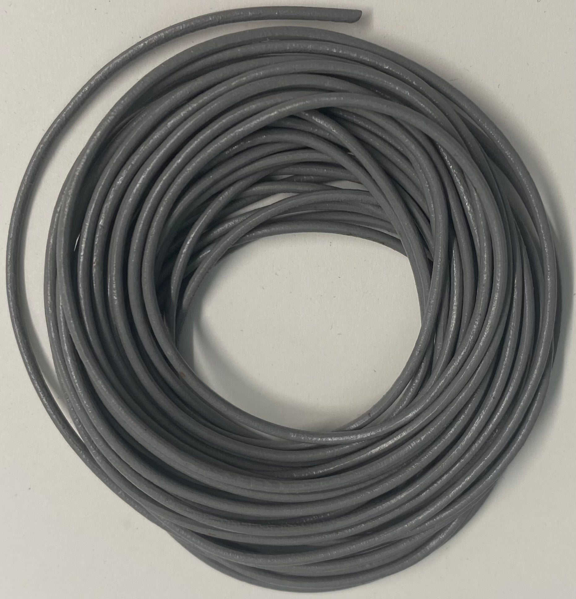 Cordon de cuir de vachette - gris 1.5 mm (1 mètre)