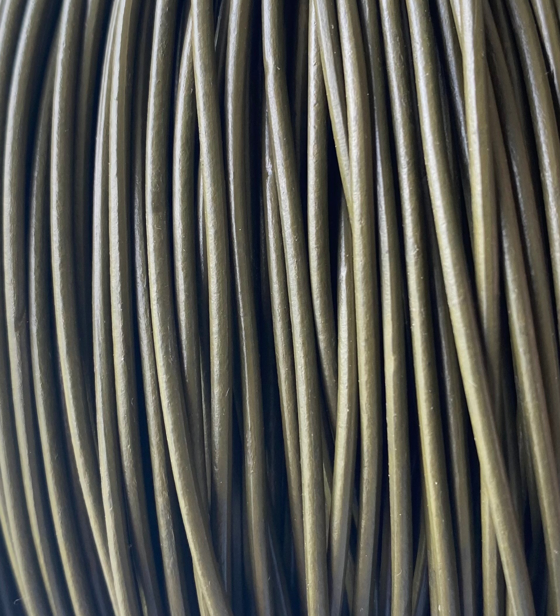 Cordon de cuir - vert olive foncé 2 mm (au mètre)