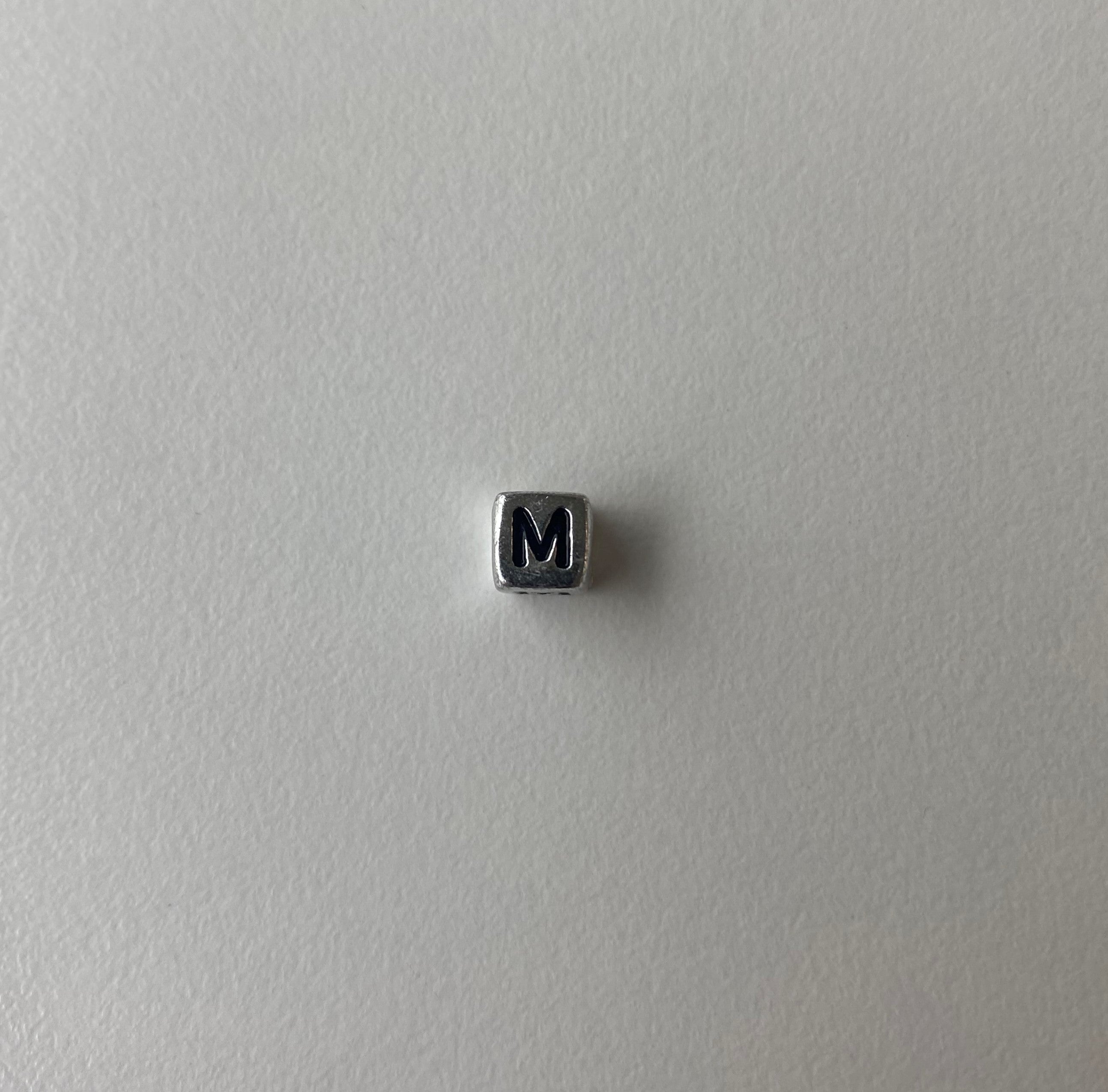Perle cubique, acrylique argentée - lettre " M " (1 pce)