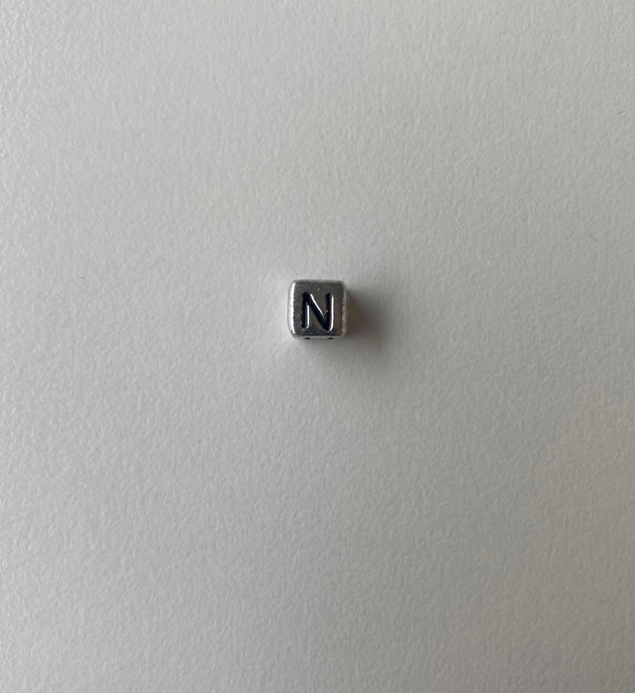 Perle cubique, acrylique argentée - lettre " N " (1 pce)