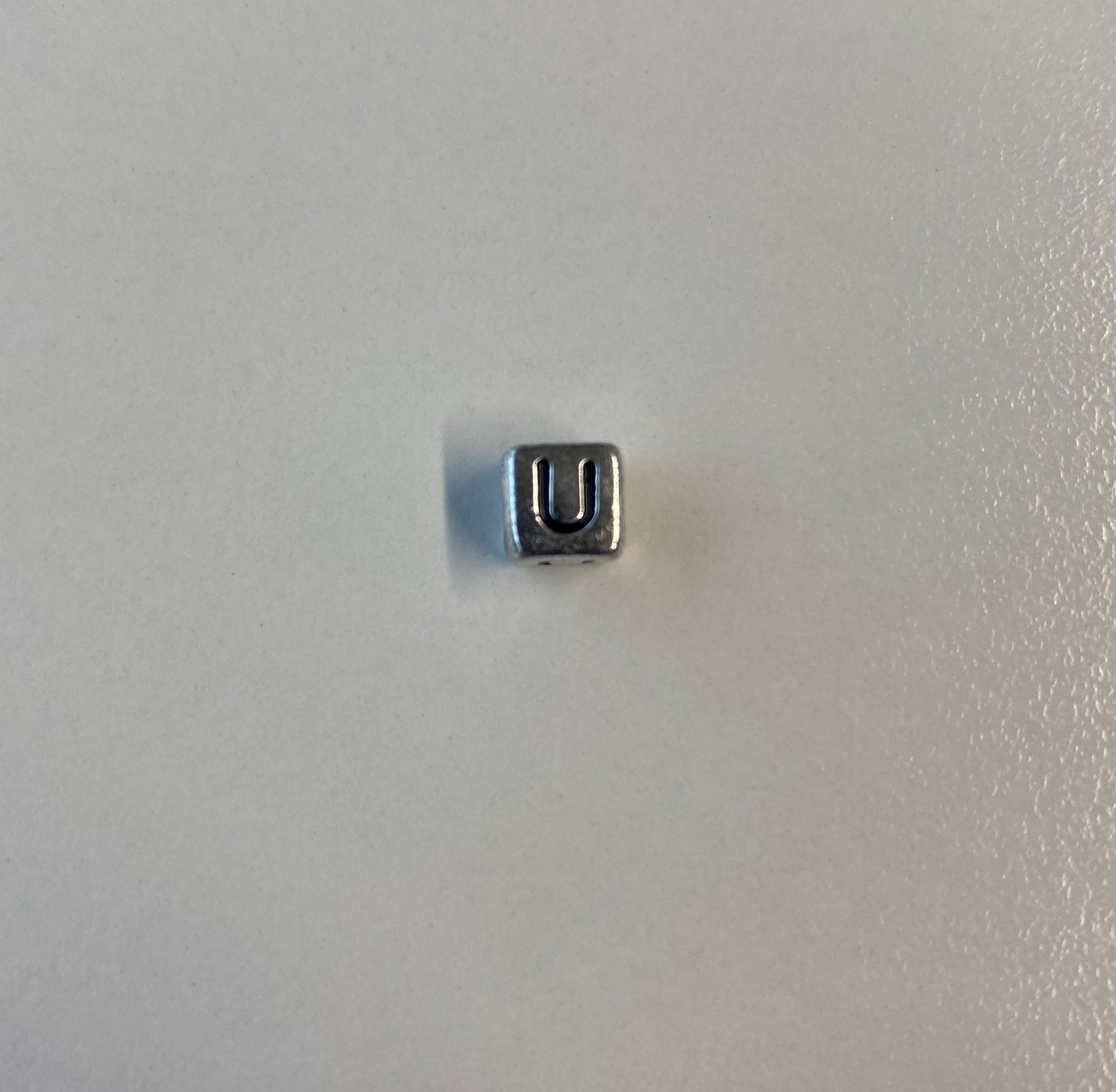 Perle cubique, acrylique argentée - lettre " U " (1 pce)