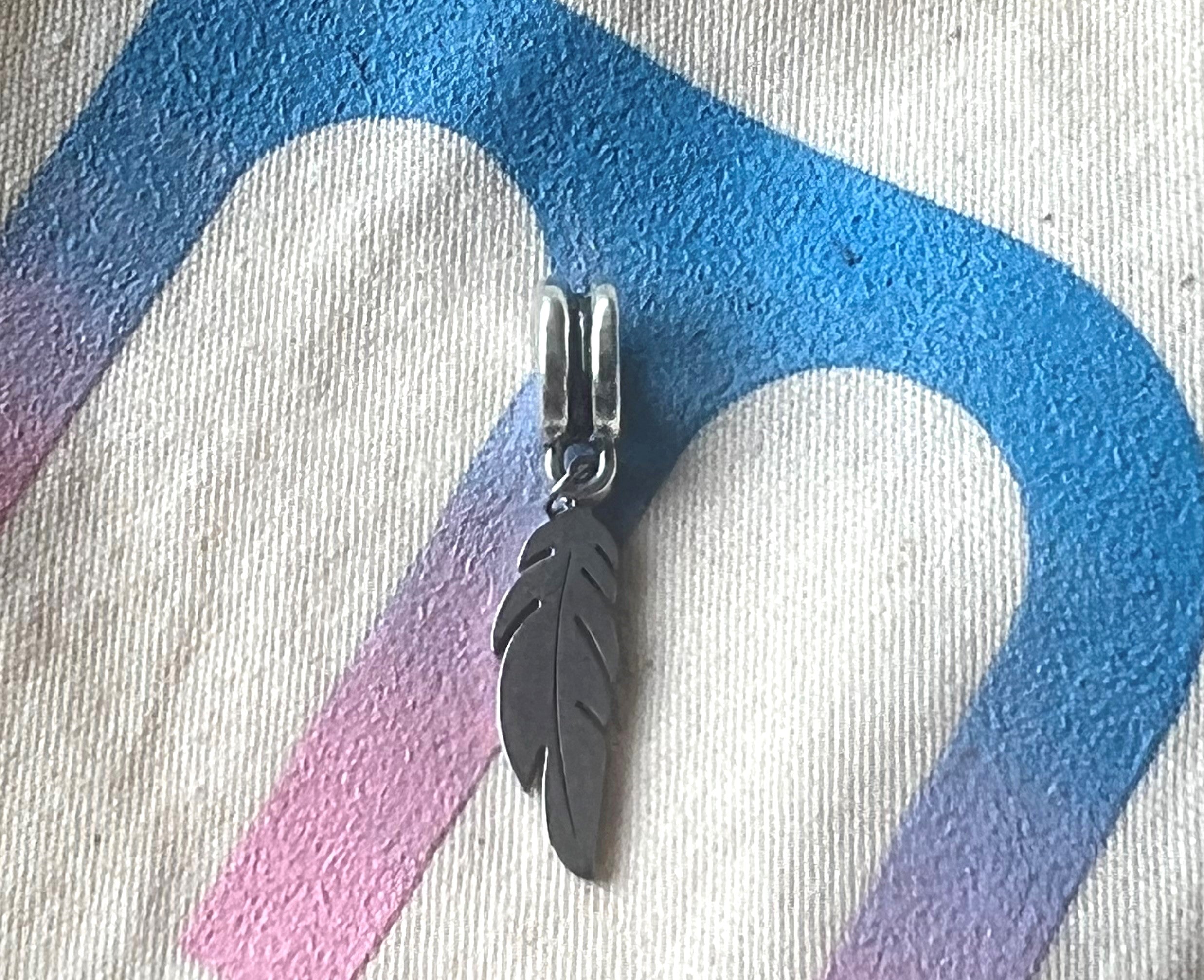 Pendentif - Plume à étrier tubulaire