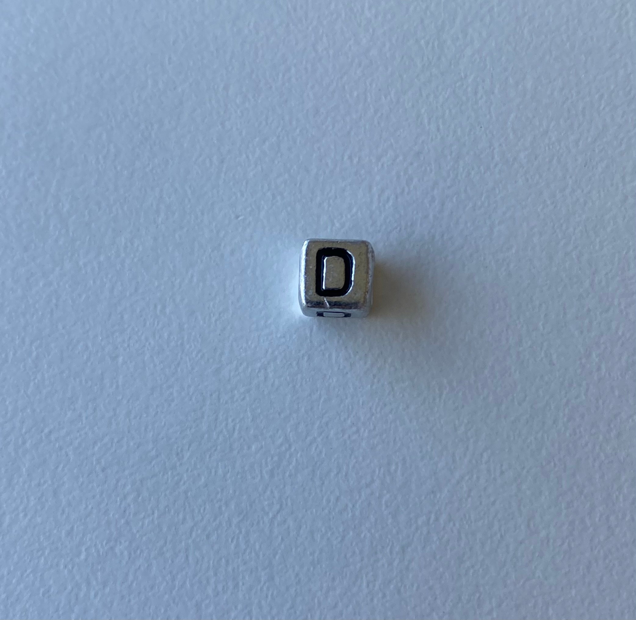 Perle cubique, acrylique argentée - lettre " D " (1 pce)
