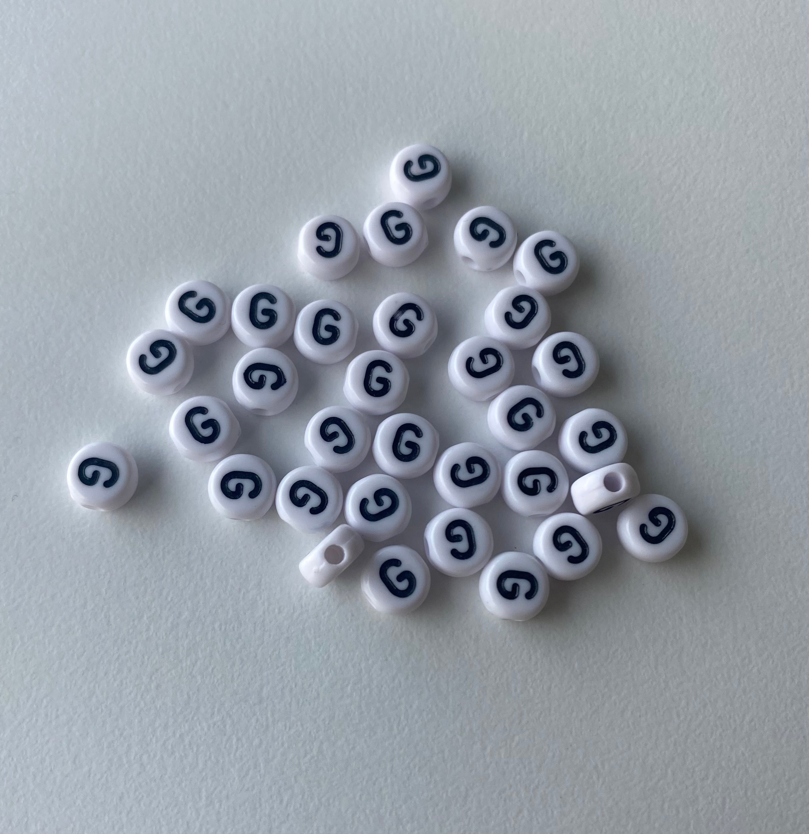 Perle alphabet acrylique "  G " - Blanc &  Noir - 1 pce