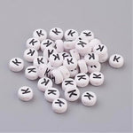 Perle alphabet acrylique "  K " - Blanc &  Noir - 1 pce