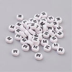 Perle alphabet acrylique "  M " - Blanc &  Noir - 1 pce