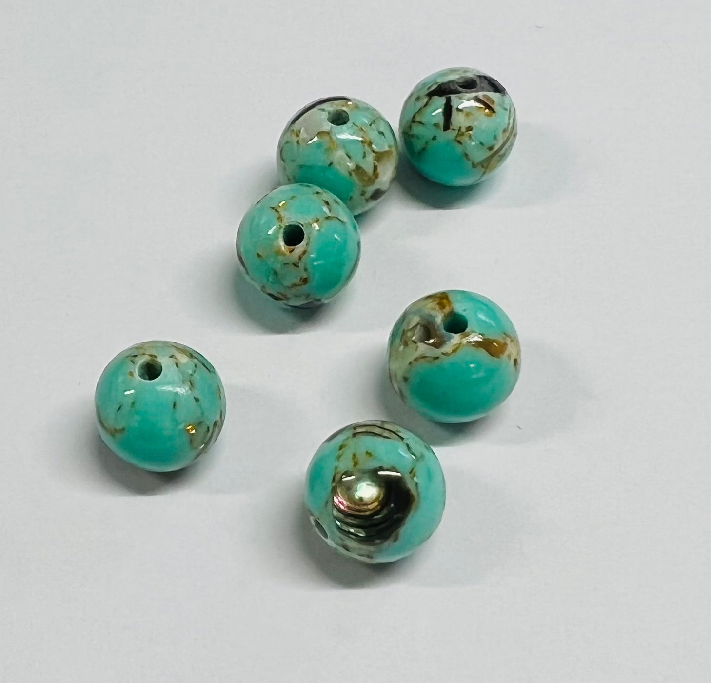 Ronde 8 - Turquoise synthétique teinté et brins de perle coquillage (10 pces)